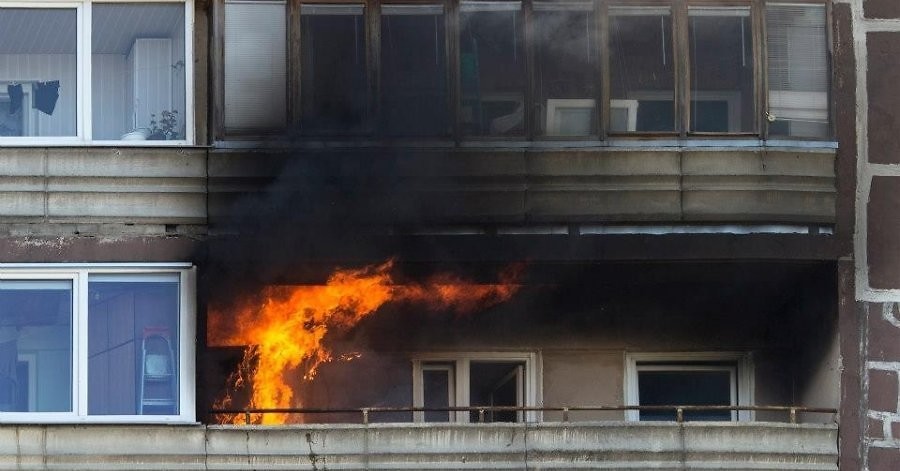 В одном из домов Архангельска из-за окурка загорелся балкон